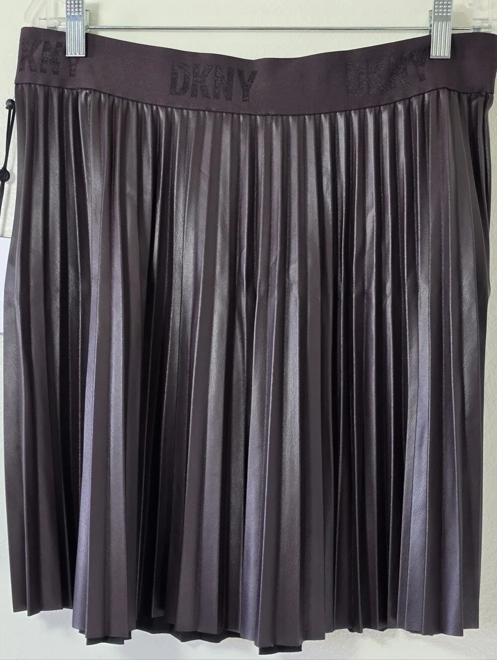 DKNY pleated faux-leather mini skirt in a deep plum Large - Picture 9 of 9